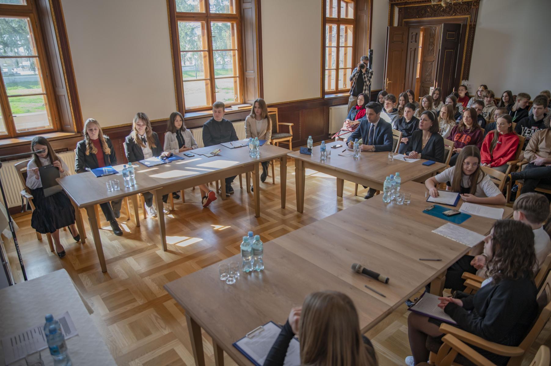 Ogólne zdjęcie sali podczas debaty oksfordzkiej