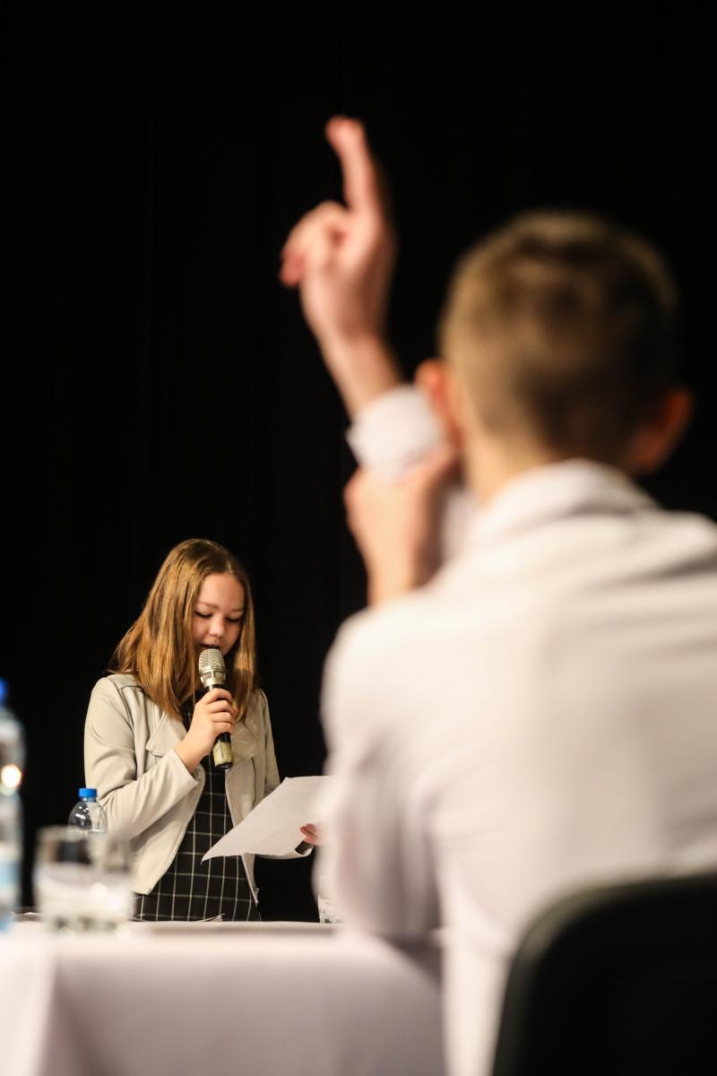 Uczennica wygłaszająca mowe podczas debaty oksfordzkiej