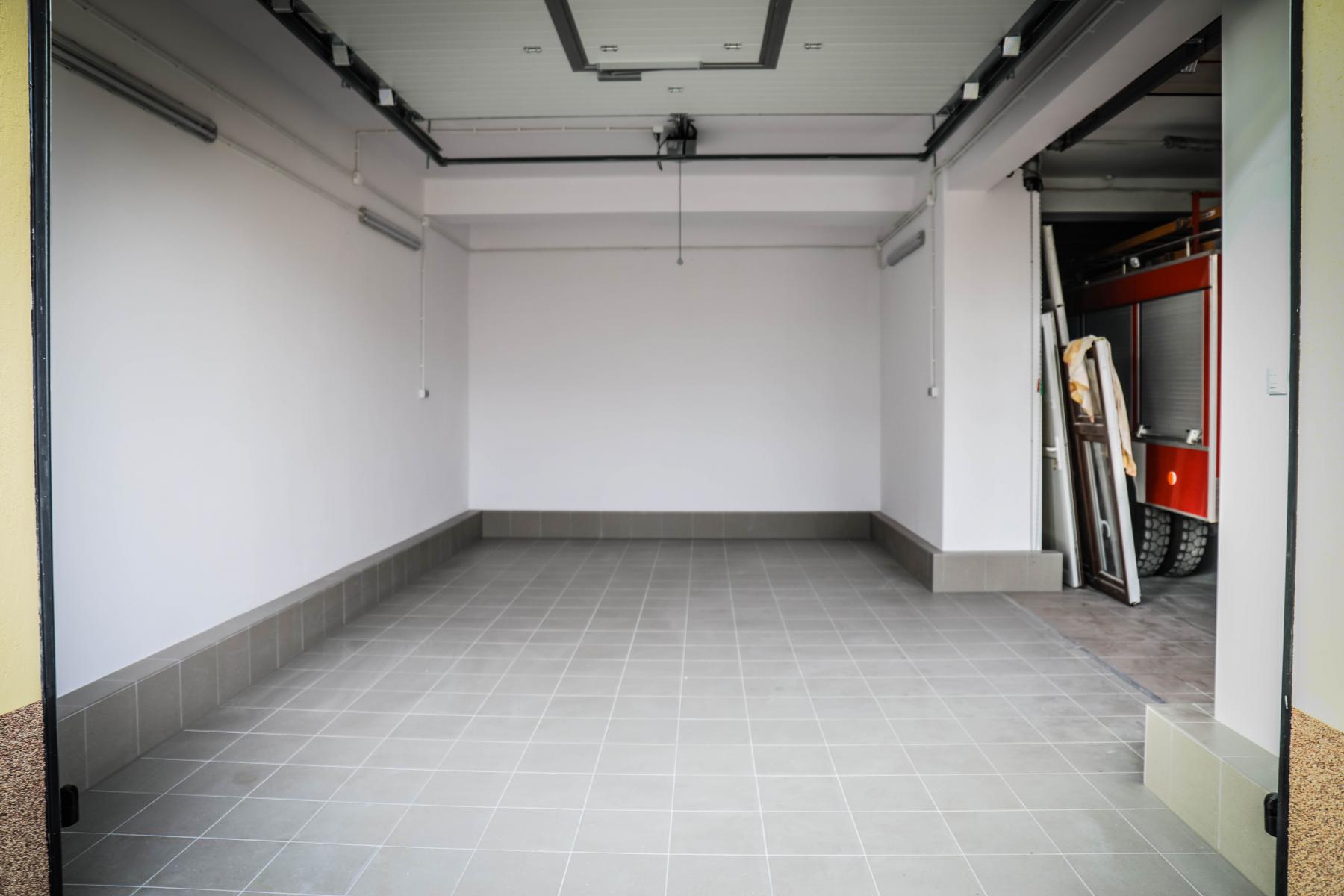 Zdjęcie przedstawia nowy garaż w OSP Strzelce Wielkie