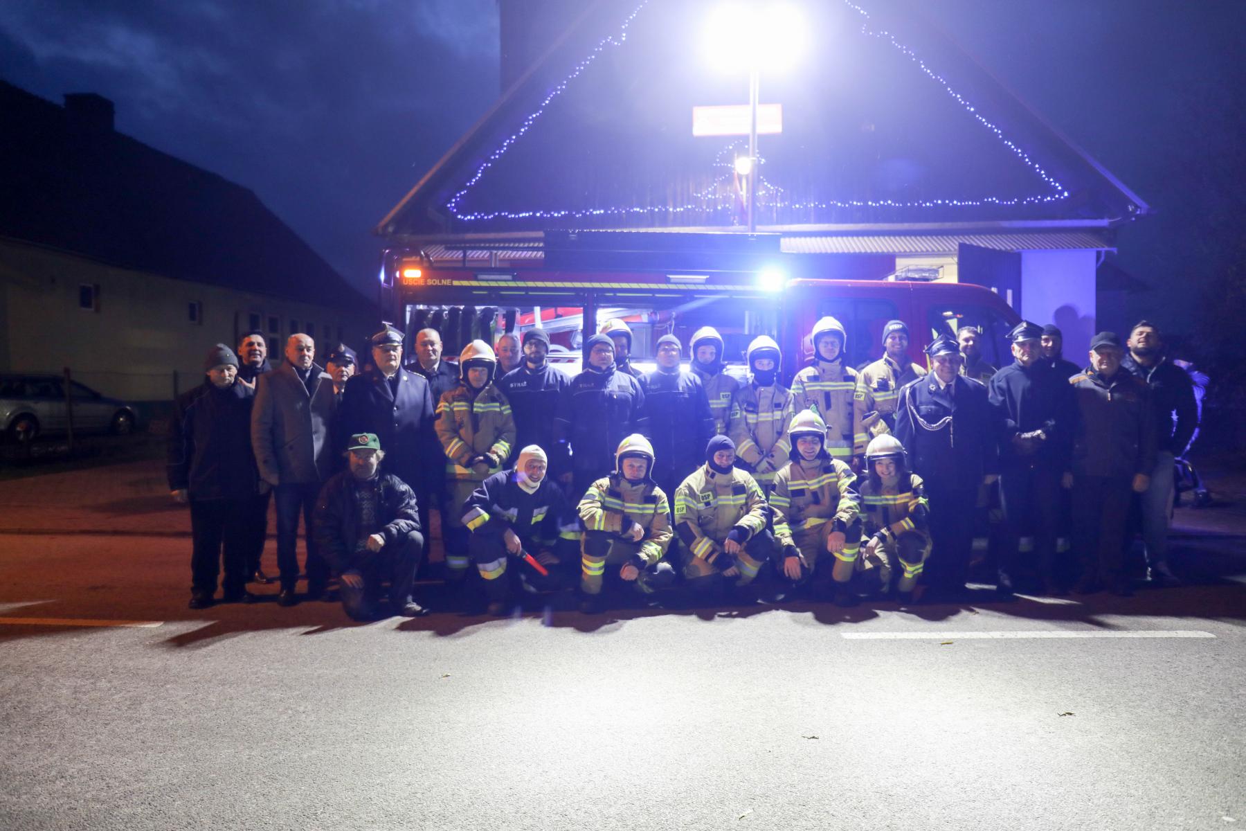 Grupowe zdjęcie strażaków z OSP Uście Solne