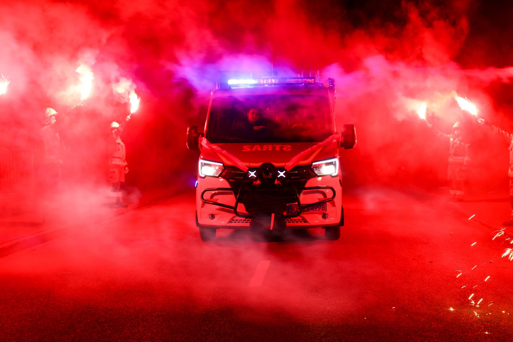 Zdjęcie przedstawia nowy samochód strażacki OSP Uście Solne